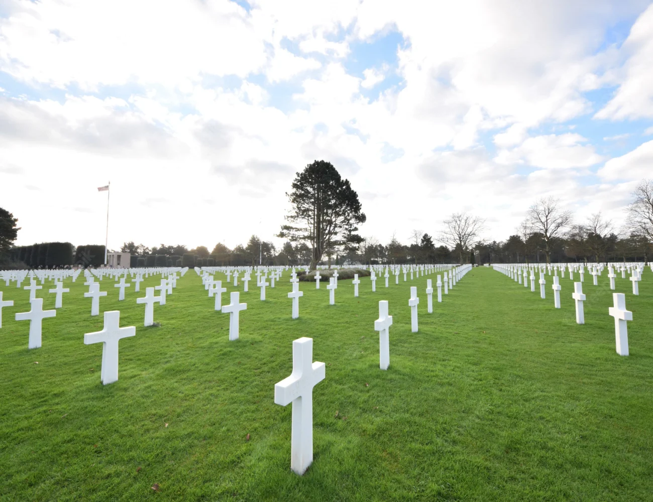 escenografia-cementerio-soldados-que-murieron-segunda-guerra-mundial-normandia_181624-8780